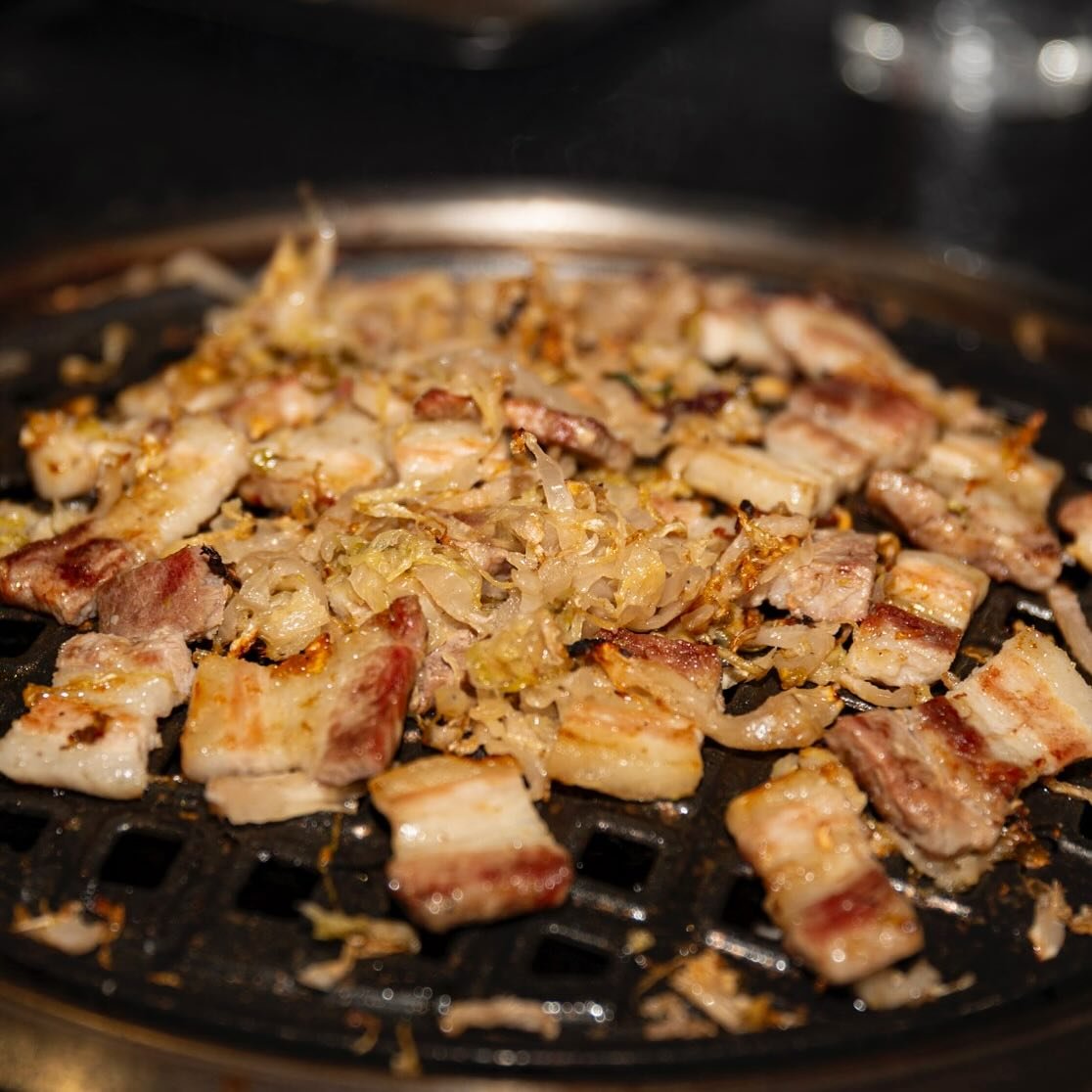 🐖Pork Belly with Suan Choi
Sizzling pork belly with pickled Chinese cabbage is one of the most representative dishes of Qiqihar Barbecue.
It&rsquo;s definitely your must-try at WangWang.